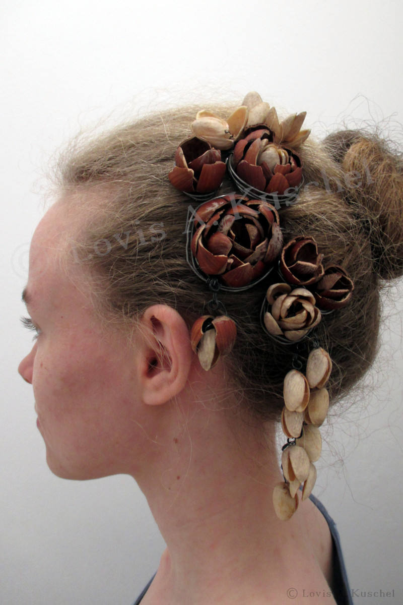 Haarnadel aus Nußschalen, am Körper